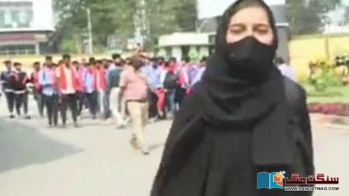 Photo of بھارت: باحجاب مسلمان لڑکی ‘ہندوتوا’ حامیوں کے ہجوم کے سامنے تنہا ڈٹ گئی