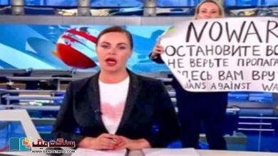 Photo of ”یہ جھوٹ بول رہے ہیں“ خاتون کا روسی ٹی وی سے براہ راست نشریات کے دوران گھس کر احتجاج