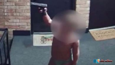 Photo of نیپی پہنے بچے کے ہاتھ میں بندوق، پولیس نے لائیو شو میں باپ کو گرفتار کر لیا