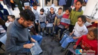 Photo of ایک استاد، جو غزہ کے ملبے پر بےگھر فلسطینی بچوں کو پڑھا رہا ہے