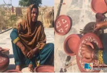 Photo of مٹی کے برتنوں پر ڈیزائن بنانے کے فن کو زندہ رکھنے والی سندھی کمہار خواتین