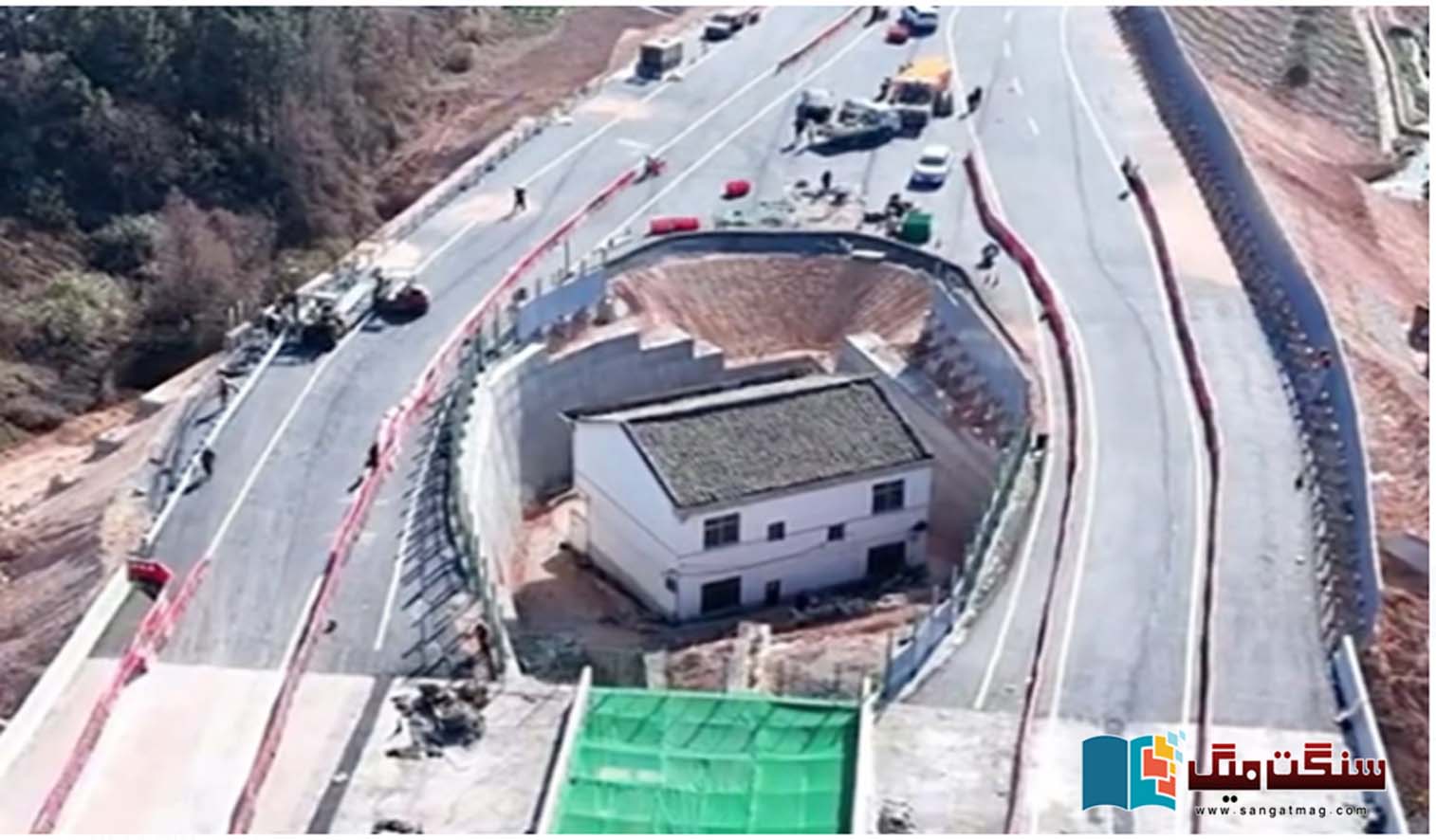 Another-nail-house-in-China-An-elderly-citizen-refuses-to-sell-his-house-a-motorway-is-built-around-the-house
